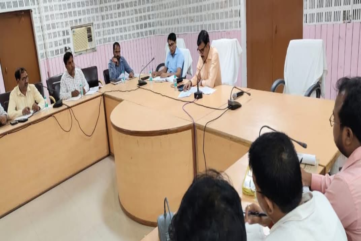 Ballia News: नगर पालिका परिषद और नगर पंचायत के कार्यों की समीक्षा के दौरान नाराज
हुए डीएम