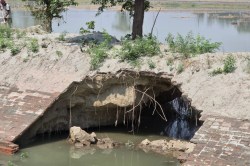 Mau News: पानी के दबाव से टूटी नहर, सौ एकड़ खेत जलमग्न - image