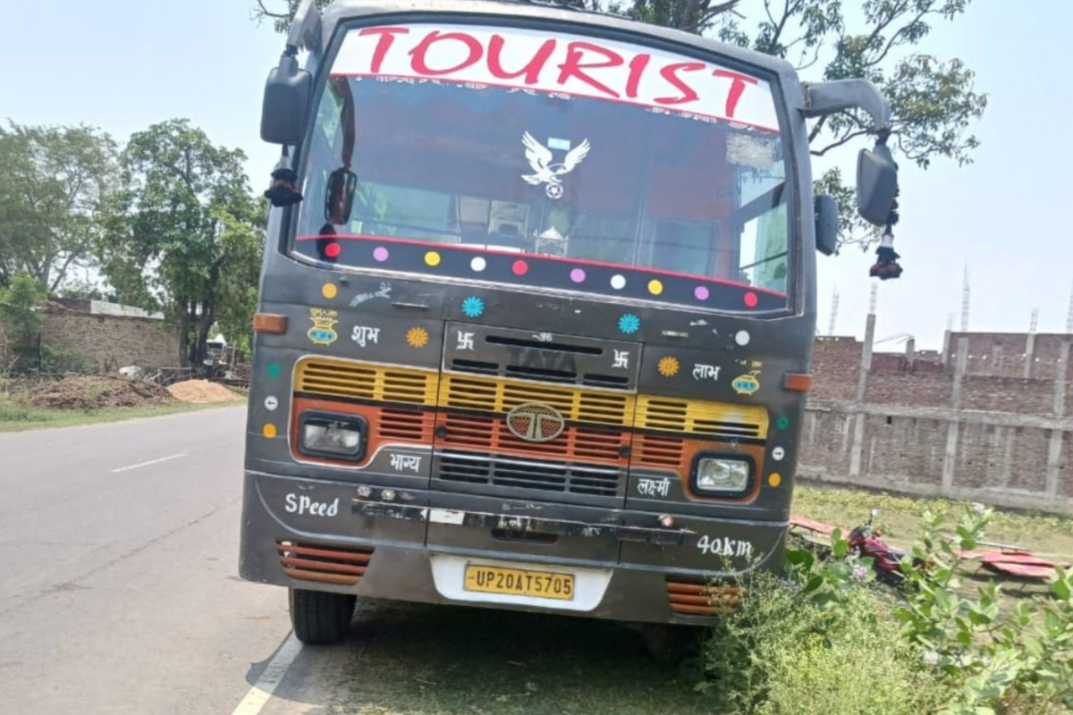 Shravasti: बारात लेकर गए चालक की बस के छत से गिरकर संदिग्ध परिस्थितियों में मौत,
परिजनों में मचा कोहराम