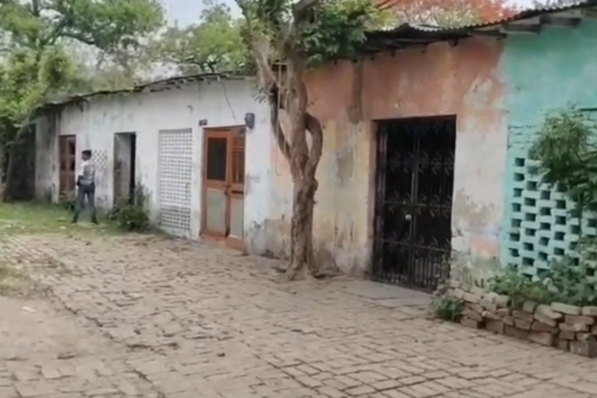 Gonda: गोंडा में बड़ा जमीन घोटाला डीएम के एक्शन के बाद 18 भू माफिया के खिलाफ केस
दर्ज
