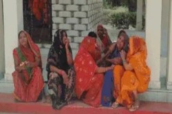 Azamgarh News: बड़ा हादसा, कॉलेज जा रही युवतियों को तेज रफ्तार कार ने कुचल,मौके
पर ही मौत - image