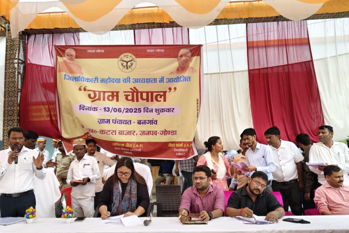 Gonda News: डीएम ने गांव में चौपाल लगाकर सुनी ग्रामीणों की समस्याएं, मौके पर हुआ
समाधान