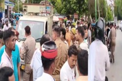 Ghosi news: अतिक्रमण हटाओ अभियान के दौरान दुकानदार को पुलिस ने दौड़ाया - image