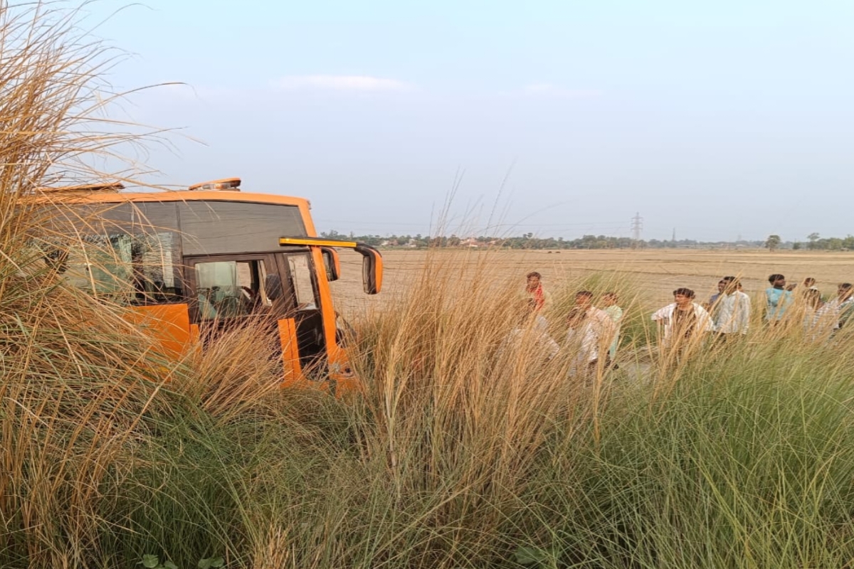 Mau Accident : बारातियों से भरी बस खाईं में गिरी, मची अफरा तफ़री