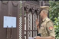 Mau News: जालसाजी के मामले में आरोपी सेंट्रल बार के महामंत्री अजय सिंह के घर
पुलिस ने नोटिस चस्पा किया - image