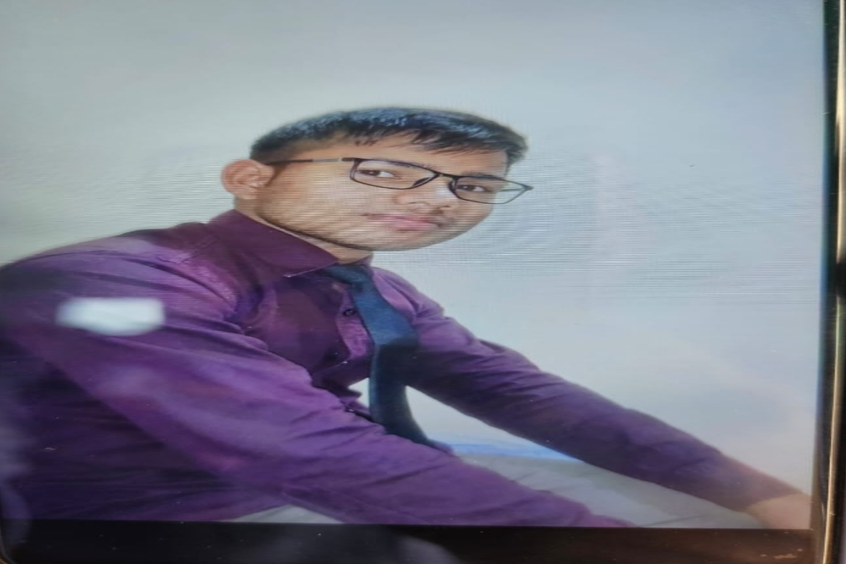 Mau News: सीजेएम कोर्ट में तैनात बाबू की संदिग्ध परिस्थितियों में मौत, मची सनसनी