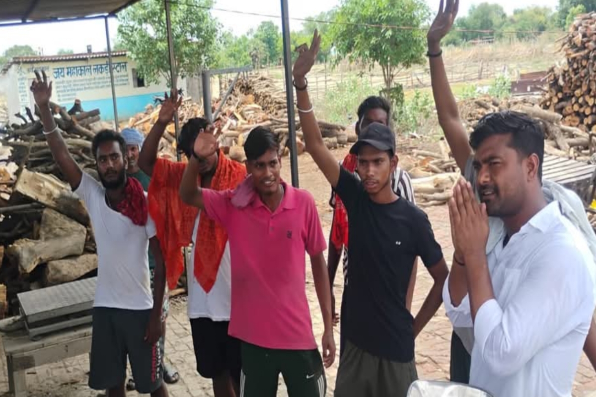 Mau News: दोहरीघाट मुक्तिधाम में उठे विरोध के शोले, डोमराजा के वंशजों ने किया
अंतिम संस्कार से इंकार