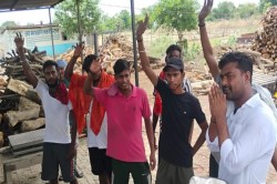 Mau News: दोहरीघाट मुक्तिधाम में उठे विरोध के शोले, डोमराजा के वंशजों ने किया
अंतिम संस्कार से इंकार - image