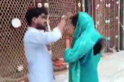 Jaunpur: जौनपुर में पति ने प्रेमी के साथ कराई पत्नी की शादी, सुखद जीने की दी
शुभकामनाएं, यह दृश्य देखकर दंग रह गए लोग - image
