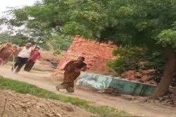 Mau news: कूड़ा रखने के विवाद में एक महिला ने दूसरे पर चाकू से किया हमला - image