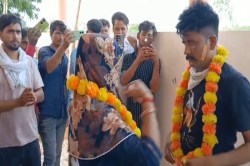 Gonda: पति ने पत्नी को प्रेमी के साथ पकड़ा, फिर अपने हाथों से धुला मांग, पंडित
बुलाकर मंदिर में प्रेमी के साथ कराई शादी - image