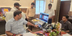 जनता दर्शन: डीएम प्रयागराज की शानदार पहल, जनता की समस्याओं के त्वरित समाधान के
लिए वीडियो कॉन्फ्रेंसिंग के जरिए फरियादी और एसडीएम को किया आमने सामने - image