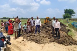 Gonda News: सरकार और जनप्रतिनिधियों ने नहीं सुनी तो ग्रामीणों ने किया ये काम, दो
KM लंबी सड़क का निर्माण शुरू - image