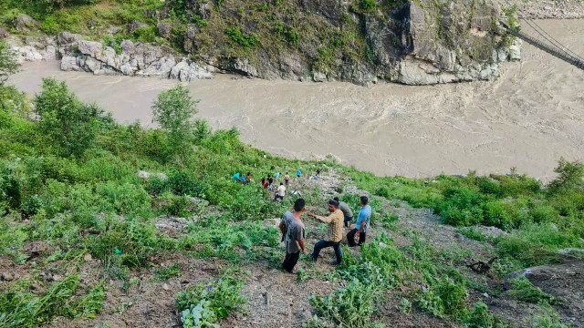 लापता यात्रियों की तलाश जारी,फोटो एएनआइ