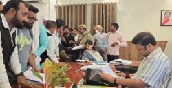 जनहित में सख्ती: प्रयागराज डीएम रविंद्र कुमार मांदड़ ने लापरवाह अफसरों पर कसा
शिकंजा, दो अधिकारियों पर गिरी गाज - image