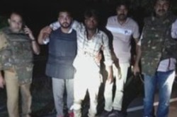 UP News: दुष्कर्म के आरोपी की पुलिस से हुई मुठभेड़ पैर में लगी गोली, नेपाल भागने
की फिराक में था - image