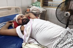 Azamgarh News: खेत की मेड़ को ले कर खूनी संघर्ष, मां बेटा घायल, स्थिति गंभीर - image