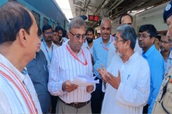 Train News: डीआरएम बोले- गोंडा- बहराइच रेल मार्ग पर लेंथ बढ़ने के बाद बढ़ेगी
ट्रेन की संख्या, स्टेशन अधीक्षक और गेटमैन को अवार्ड - image