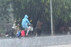 Weather Update: झूम कर बरसे बदरा, मऊ में हुई जमकर बरसात, गर्मी से मिली राहत - image