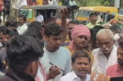 Azamgarh News: मरीज की मौत पर परिजनों का हंगामा, शव सड़क पर रख कर किया हंगामा - image