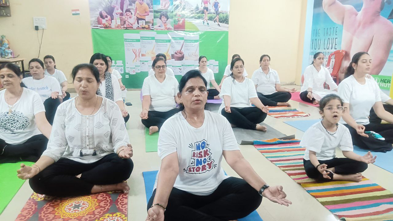 योग कर महिलाओं ने माइग्रेशन, थॉयरायड और घुटनों के दर्द को दी मात