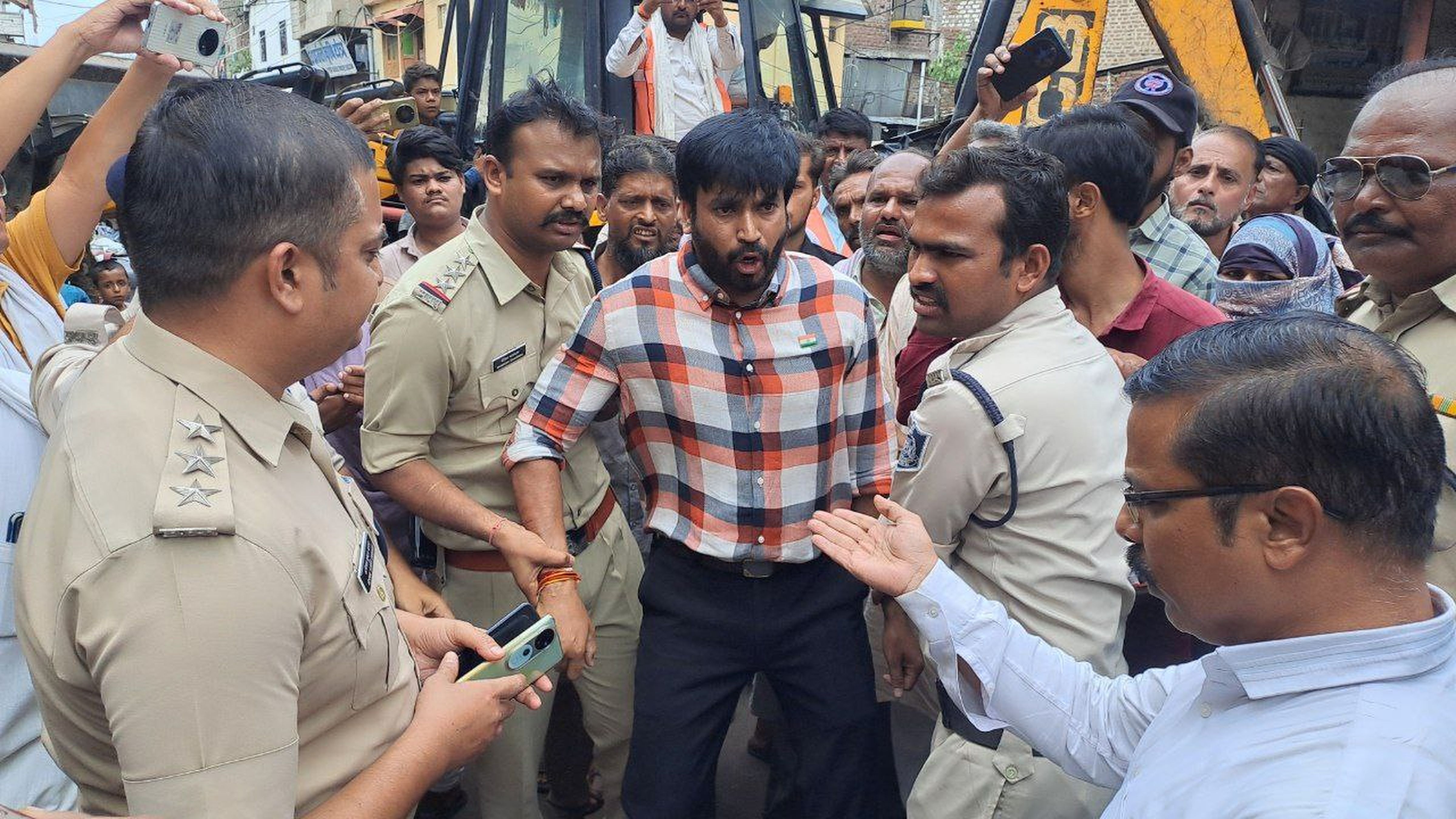 निगम नेता प्रतिपक्ष का आरोप : एसडीएम कार्यालय में 10-10 लाख रुपए लिए जा रहे, SDM
ने कहा इन्हें जेल भेजिए 