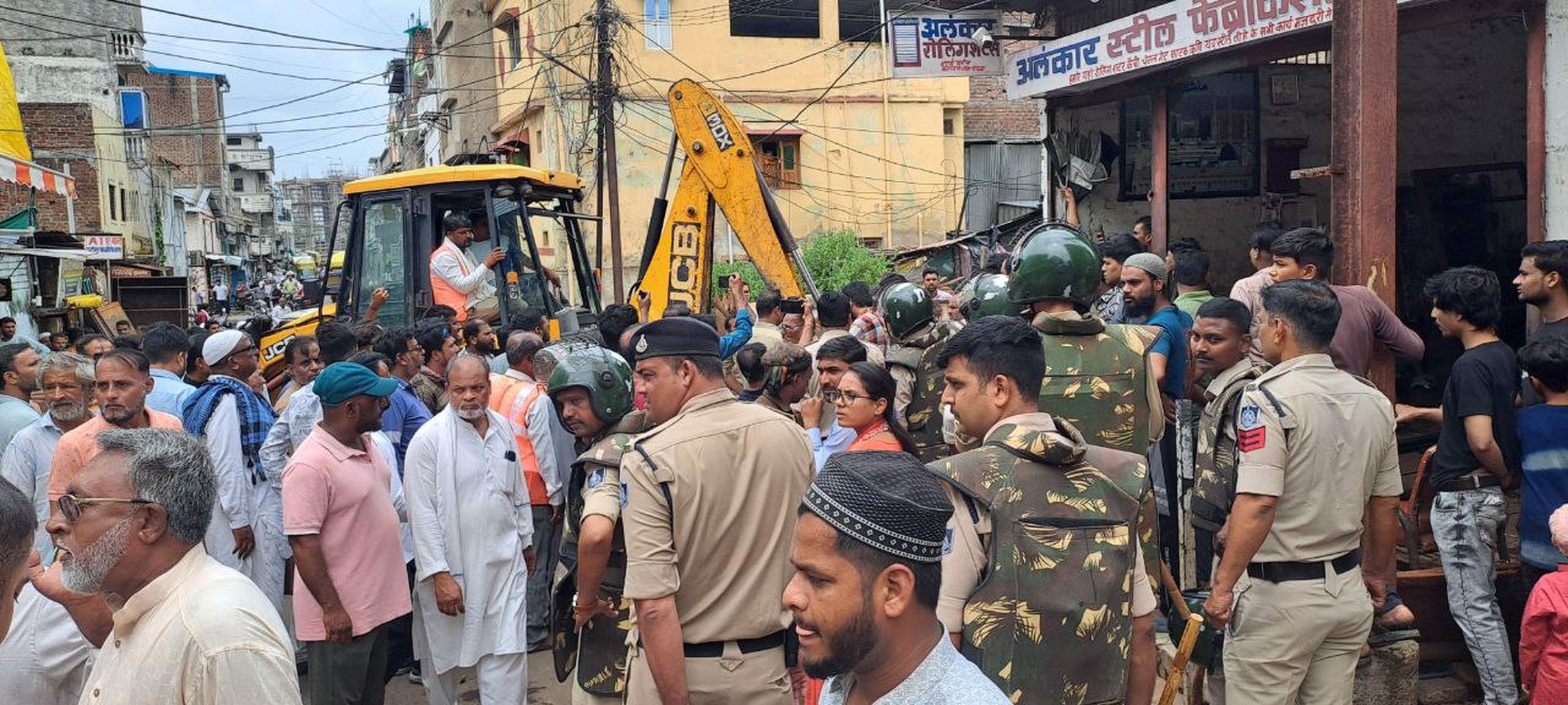 एमपी : विवादित भूमि पर निगम ने हटाया कब्जा, दूसरे दिन दुकान संचालक की मौत, बेटे
ने कहा, उसी भूमि पर बनाएंगे कब्र, बैकफुट पर आया प्रशासन सुनिए वीडियो…