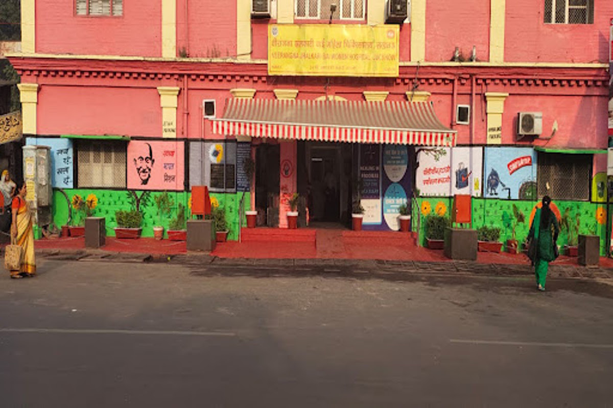 झलकारी बाई अस्पताल के सामने ई-ऑटो में महिला ने दिया शिशु को जन्म फोटो सोर्स : Social Media