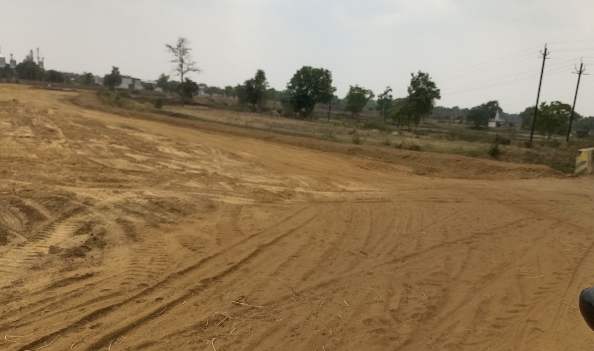 बिना डार्यवर्सन के कृषि भूमि को किया जा रहा समतल