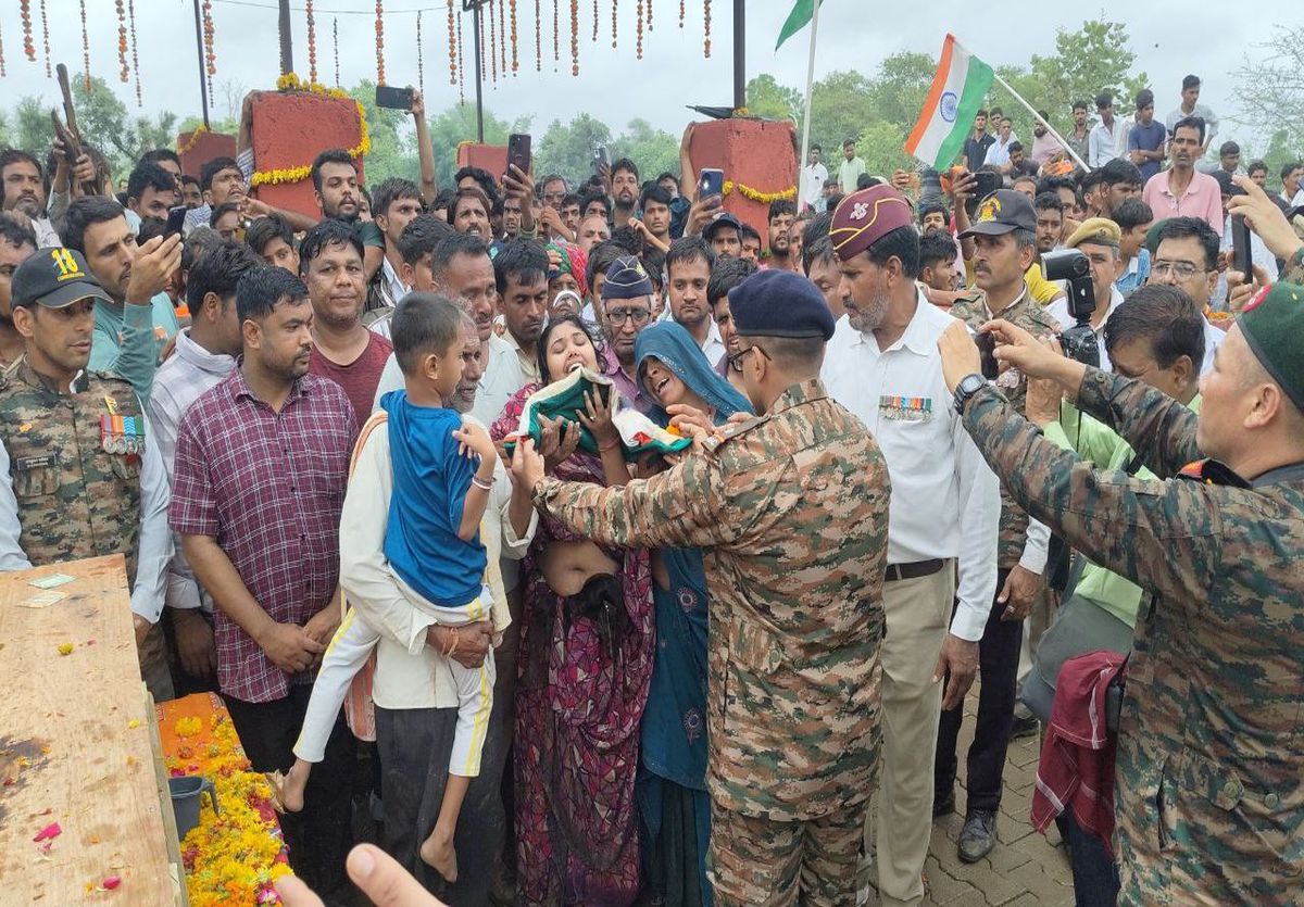 तिरंगे में लिपटे पति को देख बेसुध हुई पत्नी, सैन्य सम्मान से हुआ अंतिम संस्कार