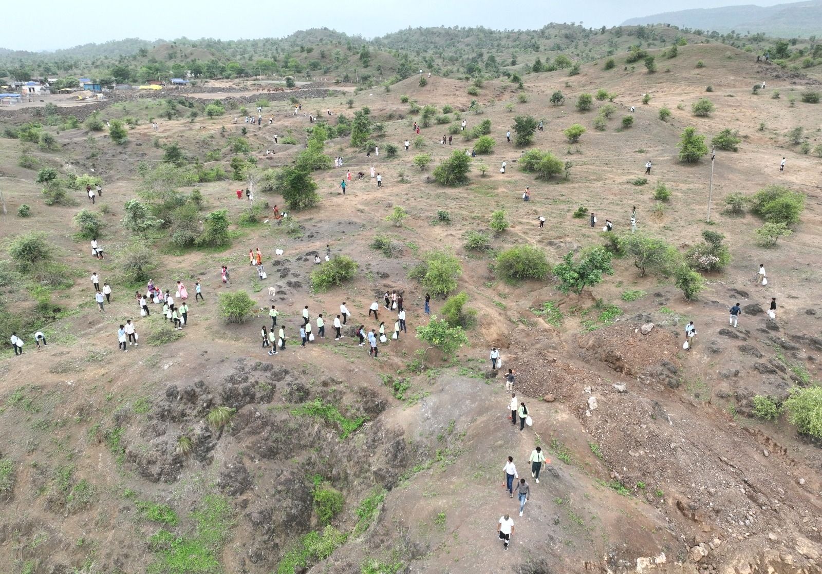 पर्यावरण संरक्षण एवं संवर्धन के लिए 400 से अधिक श्रमवीरों ने रोपे 1 लाख बीज