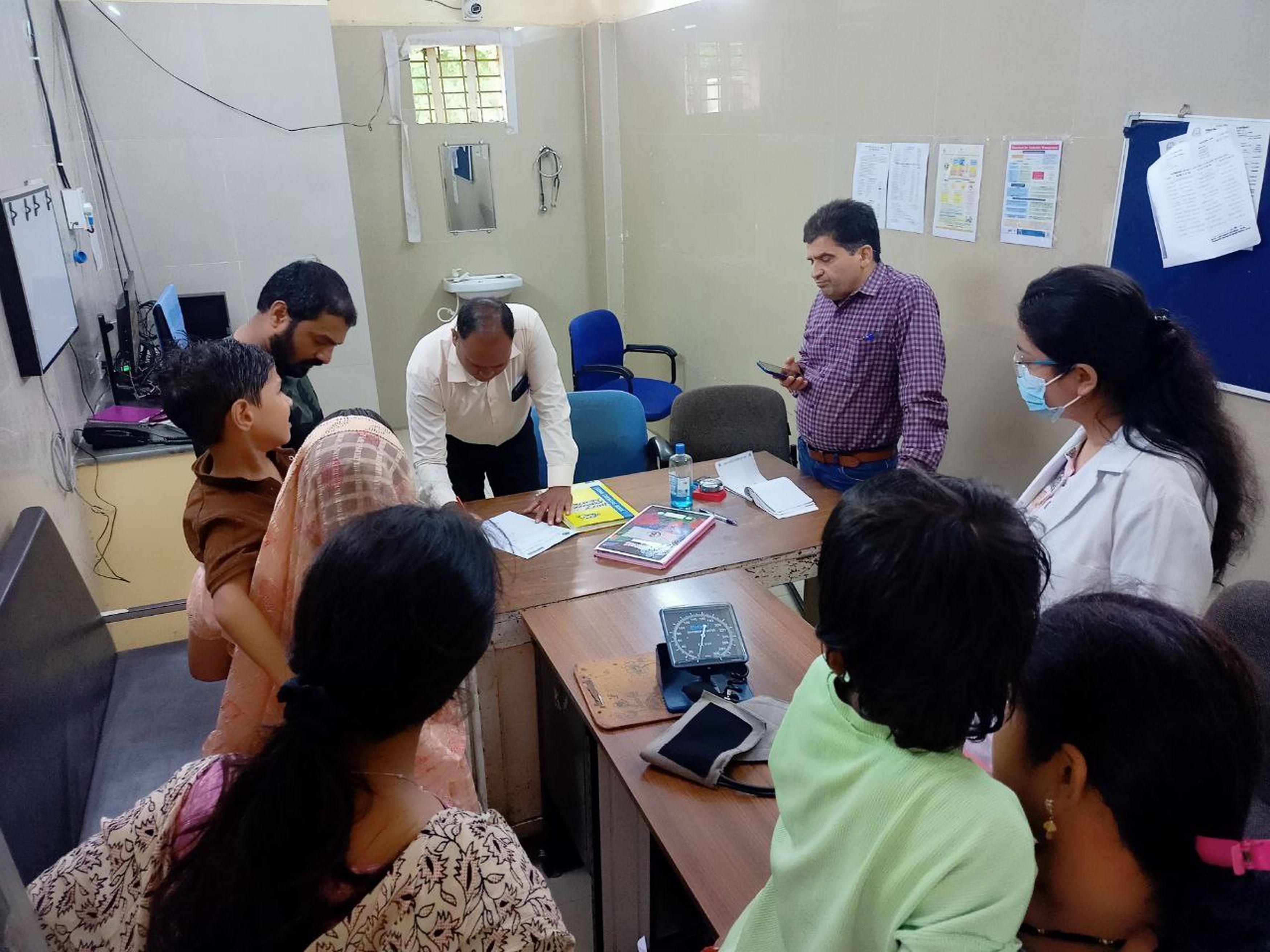 मध्य प्रदेश : इस शहर में खूंखार कुत्ते हर रोज बच्चे, बुजुर्गों को बना रहे शिकार,
अस्पताल में इंजेक्शन लगवाने लग रही कतार, जानिए क्यों ?