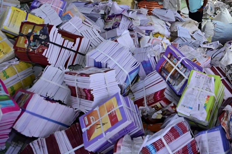 सत्र शुरू हुए ढाई माह बीत गए, 47 जिलों में कक्षा 1–3 के बच्चों को किताबें व कार्यपुस्तिकाएं नहीं मिलीं फोटो सोर्स : Social Media