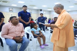 Yogi Emotional Moment: स्कूल में एडमिशन करा दीजिए, वाची की मासूम अपील सुनकर सीएम
योगी मुस्कुराए, तुरंत दिया आदेश - image
