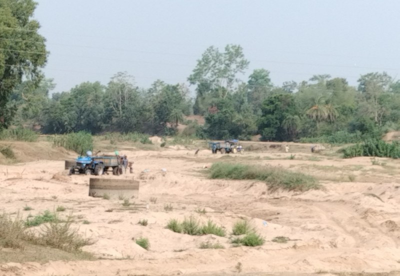 CG Crime: रेत माफियाओं पर खनिज विभाग की कार्रवाई, चार हाइवा वाहन जब्त