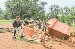 सर्च ऑपरेशन में पुलिस को मिली सफलता, नक्सलियों के 15 फीट ऊंचे स्मारक को किया
ध्वस्त - image