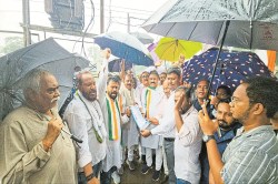 CG News: कांग्रेसियों ने बरसते पानी में घेरा DEO कार्यालय, युक्तियुक्तकरण को
लेकर किया प्रदर्शन - image