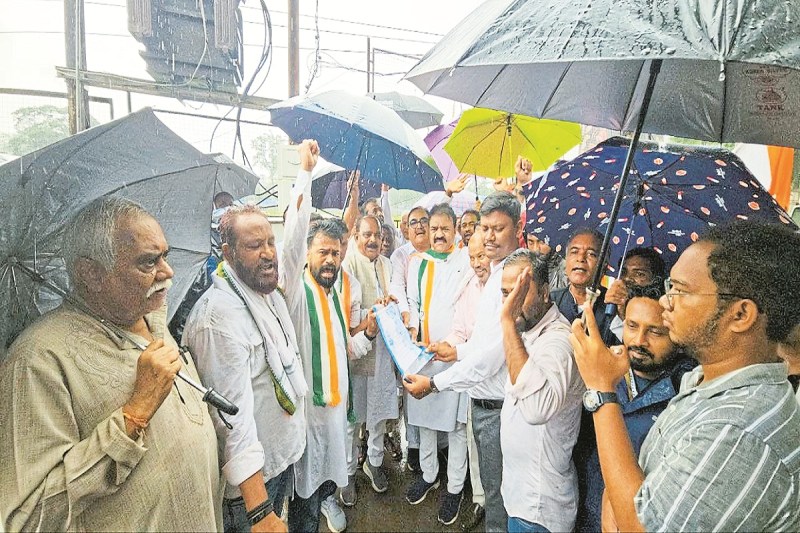 कांग्रेसियों ने बरसते पानी में डीईओ कार्यालय घेरा (Photo source- Patrika)