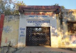 इंग्लिश मीडियम स्कूलों में पटरी से उतरी व्यवस्थाएं, नामांकन पर पड़ा असर, कई
स्कूलों में शून्य नामांकन - image