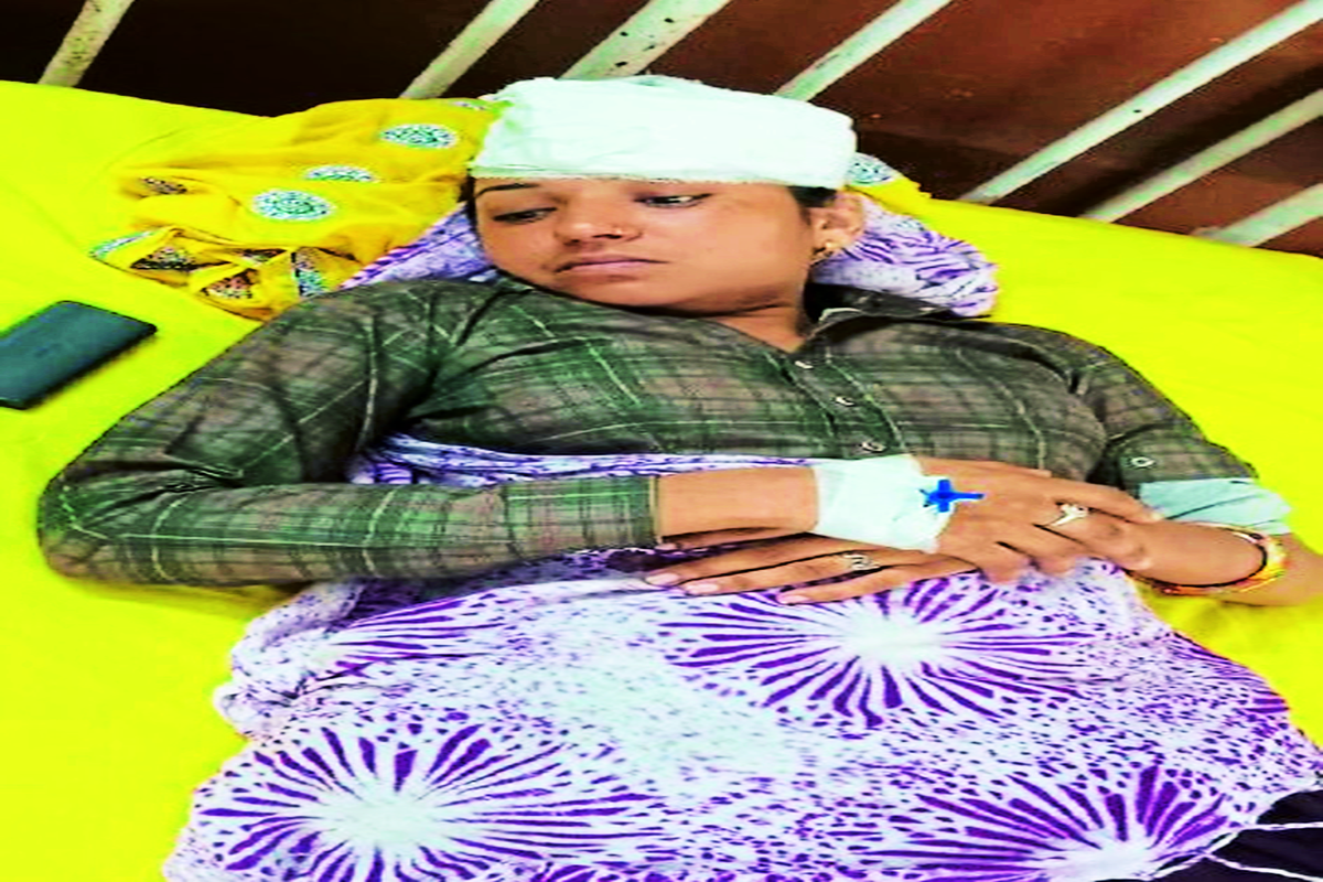 दिल्ली-मुंबई एक्सप्रेस-वे पर चलती गाड़ी से विवाहिता को फेंका… देखें वीडियो…