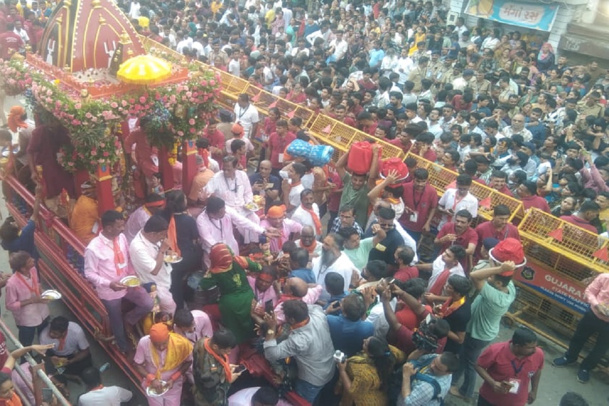 Ahmedabad Rathyatra: त्रिवेदी परिवार ने भरा भात, परंपरागत तरीके से निभाई मामेरा
की रस्म