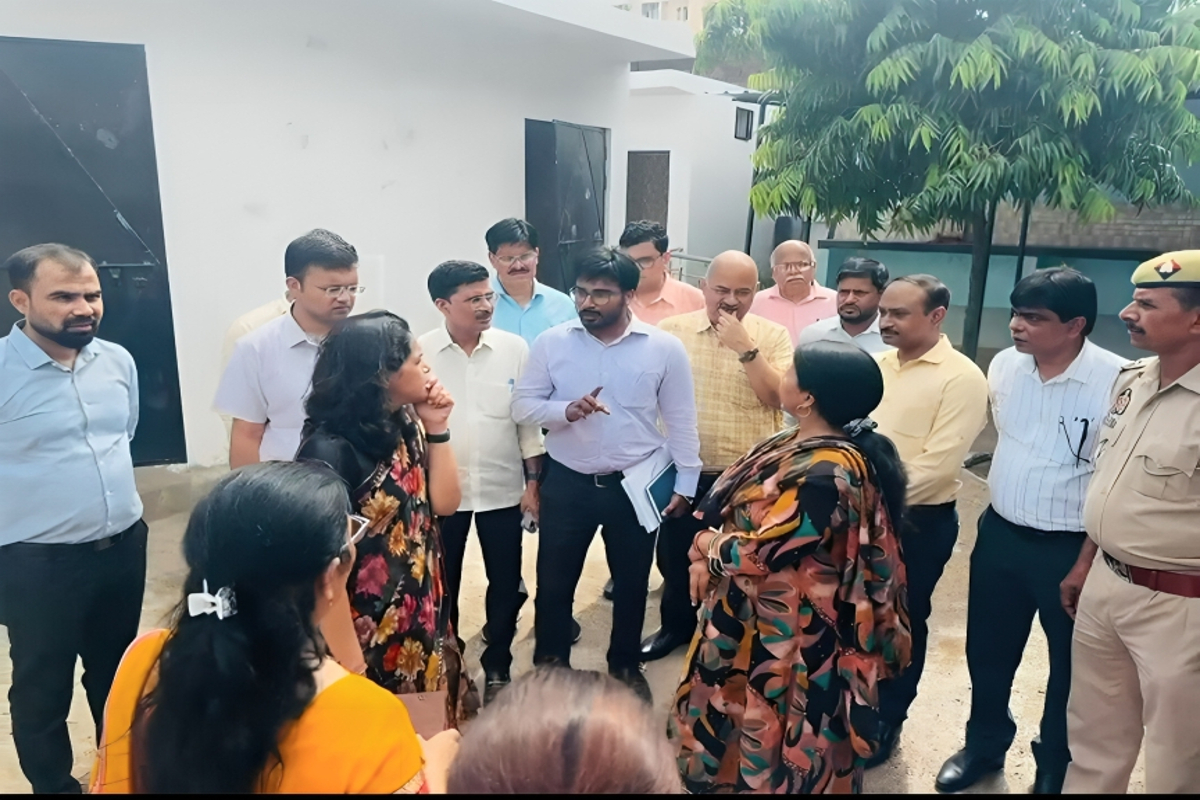 Smart Education Commissioner Action : स्मार्ट स्कूलों का मंडलायुक्त ने किया औचक निरीक्षण, गंदगी मिलने पर अधिकारी पर गिरी गाज