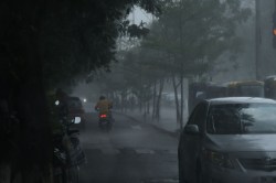 UP Rain : मौसम हुआ सुहावना: लखनऊ में शुरू हुई झमाझम बारिश और तेज हवा, लोगों ने
ली राहत की सांस - image