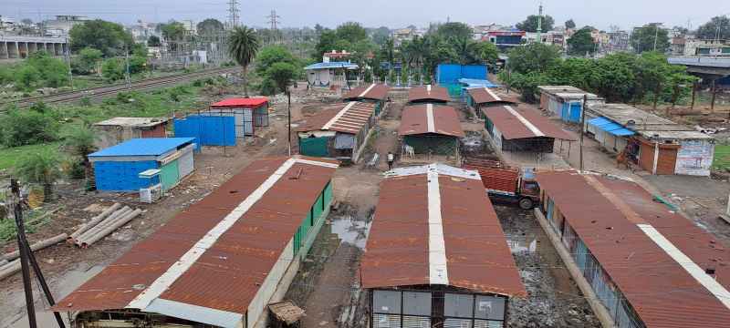 The vegetable market built on lease is lying vacant, the municipality is unable to shift the shops due to lack of contract
