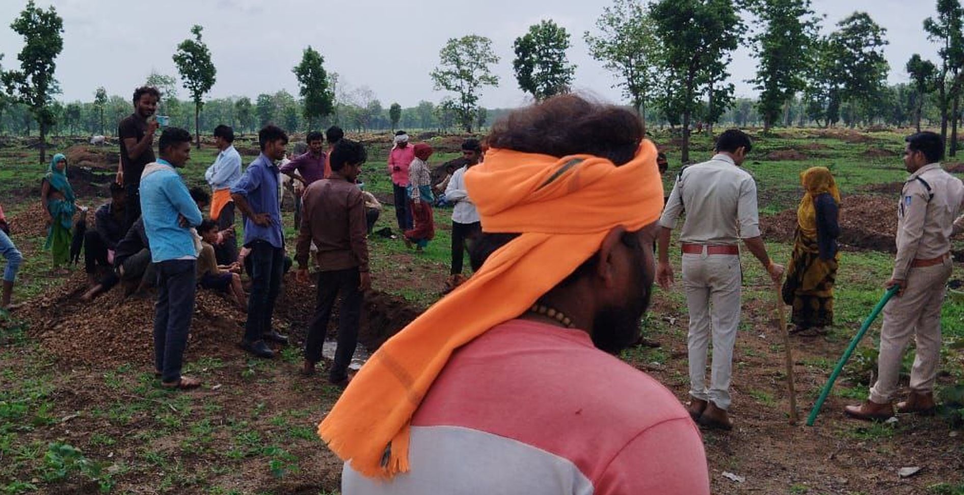 अतिक्रमणकारियों की हिमाकत… देखिए किस तरह वन अमले पर हमला कर रहे अतिक्रमणकारी
