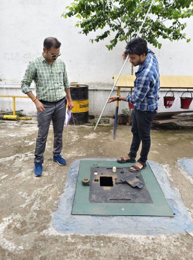 डीजल टैंक और नोजल से डीजल का सैंपल लेकर जांच की गई। 
