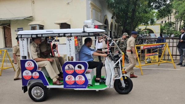 रायपुर में EV ट्रैफिक पेट्रोलिंग वाहन का शुभारंभ, कलेक्टर-SSP ने दिखाई हरी झंडी, PHOTO