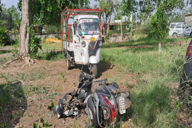 इस ऑटो और स्कूटी की टक्कर से हुआ हादसा।
