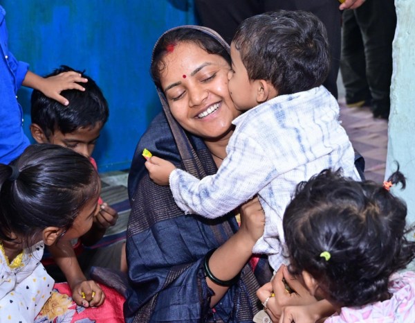 CG News: निरीक्षण पर आंगनबाड़ी गई मंत्री को देख ख़ुशी से झूम उठे बच्चे, देखें तस्वीरें