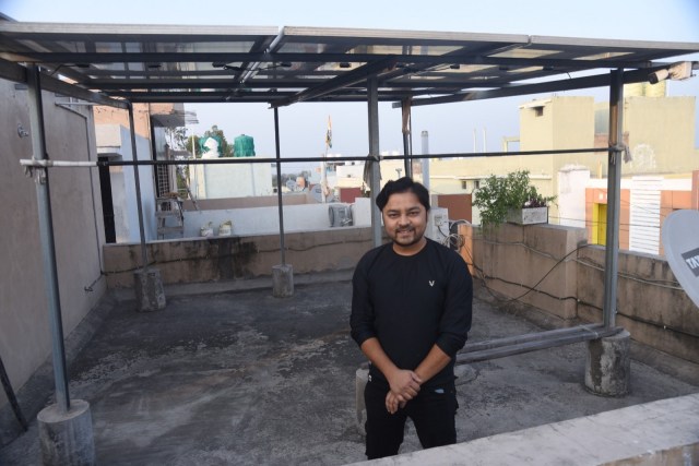 CG News: छत पर बनाए खुद के बिजली घर से अनुराग का घर हुआ रोशन, देखें तस्वीरें